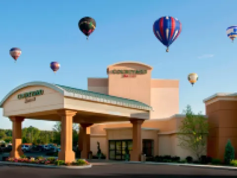 コートヤード バイ マリオット キャントン ジャクソンのホテル