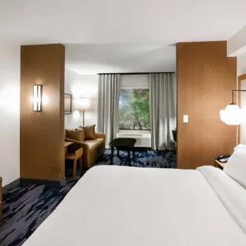 Fairfield Inn & Suites Louisville Airport Отели рядом с достопримечательностью «Сикс Флэгз Кентакки Кингдом»