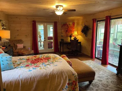 River Soundscapes Retreat! Pet Friendly. Aska Adventure Area! 10 minutes to town Hotels near Chattahoochee-Oconee National Forest