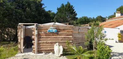 Close to the Zoo; Unusual Wooden Hut with 2 Bedrooms Overlooking the Sky.