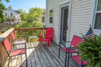 Downtown Petoskey location,  blocks from shopping and dining. Clean and Cozy!