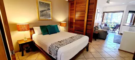 Zen @ Hibiscus ~ Stroll To Town, Beach & Marina!