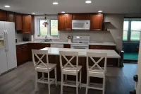 Apple View- Quiet, handicap accessible country home with a hot tub!