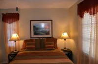 Casa de Corazon-A comfortable home with pool in a quiet neighborhood near beach. Hotels near Kapok Tree Gardens