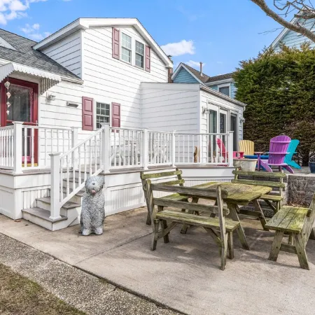 Classic Cape Bungalow On Idaho Ave - A Short 3 Block Stroll to the Shore