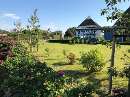 Modern vacation home near the beach (700m) and direct lake view Отели в г. Дранске