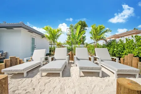 Grand 6BR Escape: Resort Pool, Beach & Mini Golf