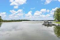 Lakefront, wildlife Cabin retreat - Pelican Bay Cabin