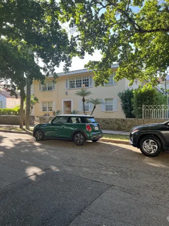 Centrally located in Coral Gables. Walk to shops and restaurants Отели рядом с достопримечательностью «Frost School Of Music»