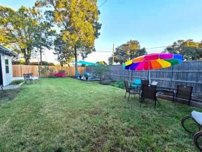 Adorable 1- bedroom guesthouse with free parking
