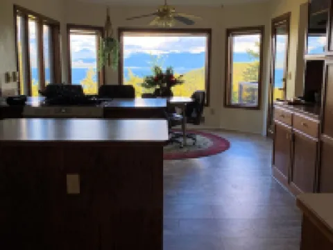 Captivating Flathead Lake Views 6 bd 3.5 bath 萊克賽德酒店