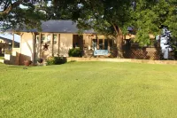 Beautiful, quiet, spacious, comfortable and fun home with LAKE & RIVER access!