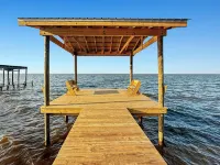 Baywatch Paradice Paradice  8 m to Beach, Private Pier, Sleeps 8 Fenced Dog Area