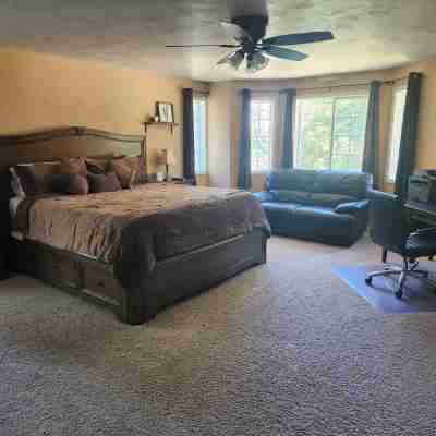 Quiet 4 bedroom Home with Hot Tub nestled in the woods Rooms