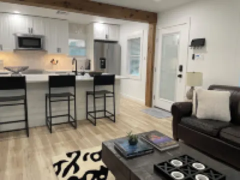 Modern Garage Apartment in the Heart of Downtown Georgetown