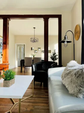 Abode à la Mode | Centrally Located 2BR/1BA Home / Fast wifi/Close to everything