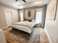 NEW 3BR/2B home w/ fenced yard - Dog & EV friendly - 4성급