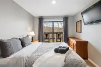 Mount Snow Condo: 4 min Walk to Sundance Lift (High Speed - 6 Seat)