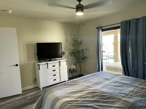 Large heated pool and hot tub! 2 King Rooms. Lake View!