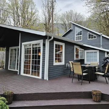 Cozy cabin on the river near Stevens Pass. Pet friendly with lots of amenities