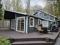 Cozy cabin on the river near Stevens Pass. Pet friendly with lots of amenities Hotel a Baring