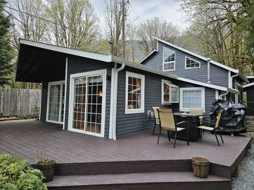 Cozy cabin on the river near Stevens Pass. Pet friendly with lots of amenities