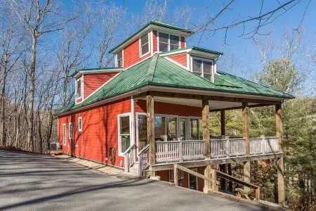 Unique Massanutten Lodge, Hot Tub, Game Room w/foosball and Gorgeous Views!! Отели рядом с достопримечательностью «Массанаттен Индур Уотерпарк»