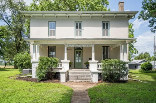 Peaceful Country Hideaway on the Edge of Lawrence - Minutes to Mass Street!