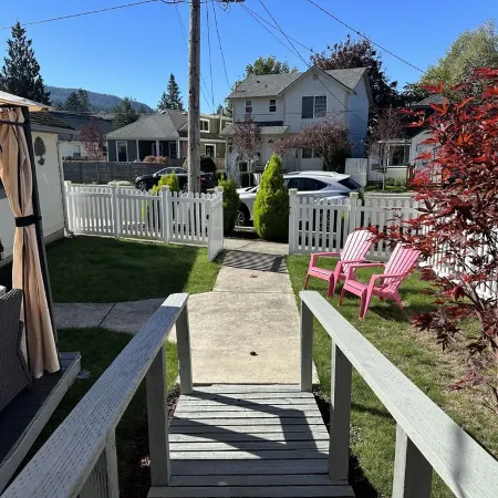 Downtown Snoqualmie Home - Hot Tub, Fully Fenced Yard - Pet Friendly!