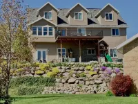 Cozy Apartment with Loft, Theater Room, & Gorgeous Mountain Views! Sleeps 8