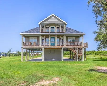 REEL N  REST in Hackberry LA ! Waterfront home with beautiful views . Hotels in Hackberry