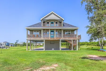 REEL N  REST in Hackberry LA ! Waterfront home with beautiful views . Отели в г. Хакберри