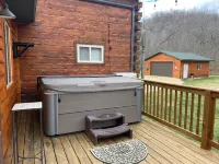 Romantic Secluded Creekside Cabin w/ Hot Tub, Private Escape Hotels in Freeman