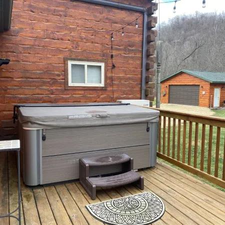 Romantic and Very Secluded Cozy Creekside Cabin with a Relaxing Hot Tub.