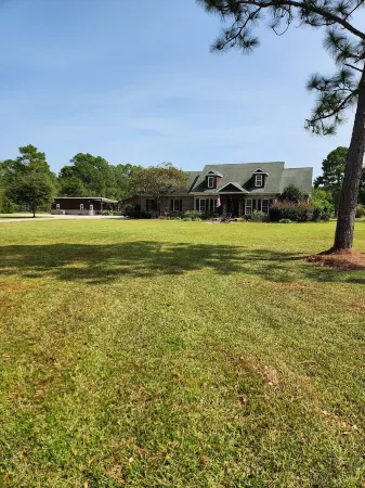 Cozy fishing cabin with stocked pond, near Savannah. Fenced- pet friendly!!!