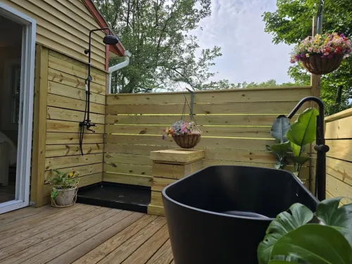 Relax with family or friends at this quiet & clean country 3 bedroom home