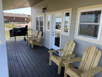 Entire home steps from the Missouri River! Hotels in Oacoma