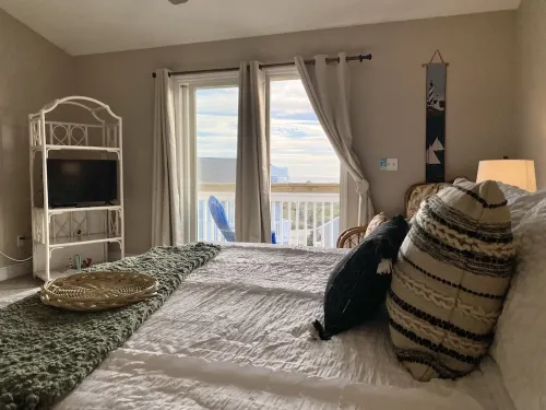 Knot on Call ~ Ocean Views ~ Spacious 3BR ~ Sleeps 8 ~ Steps to Beach ~ Dogs OK