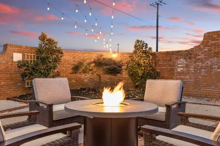 Funky, Fun, and Fabulous!!! Отели рядом с достопримечательностью «Regal Riviera»