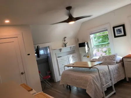 New Remodeled Studio in Oakland's Dimond District Отели рядом с достопримечательностью «Чилдренс Фэриленд»