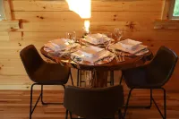 ParadisePeak Hummingbird Cabin with Indoor Jacuzzi in the Heart of Amish Country