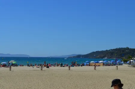 Air-Conditioned Apartment at the Foot of the Beach, Magnificent Sea View, Close to Shops Отели в г. Борм-Ле-Мимоза