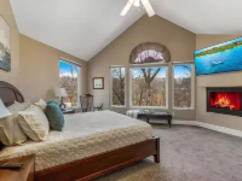 5-Bedrooms on the water! 2 Kitchens, Hot Tub, and Theatre! Hotels in Grove