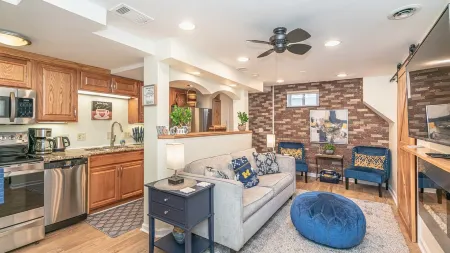 Downtown Delight! Cozy, 1 Bedroom garden apartment Отели рядом с достопримечательностью «Университет Мичиган»