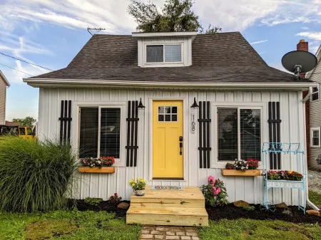 Cheerful & cozy 3 bedroom cottage near lake with hot tub