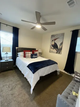 Urban Bungalow 5min to Ever-bank Field Отели в г. Дувал