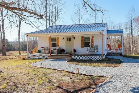 Enchanting 2 Bedroom Cottage, The Fox Den, 258 Acres, Farmville, VA Отели в г. Принс-Эдвард