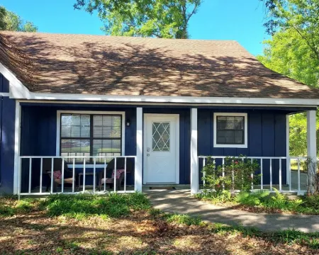 Adorable 3 bedroom attached cottage in quiet spot. Hoteles en Picayune
