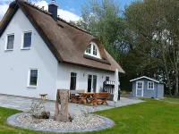 Thached House "Haus Hannes" on the island Rügen - Relax and enjoy. Hotels in Poseritz