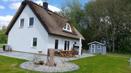 Thached House "Haus Hannes" on the island Rügen - Relax and enjoy. Отели в г. Позериц